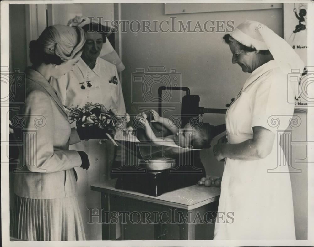 Press Photo Queen, Karitane Hospital, Anderson;s Bay, Dunedin, New Zealand - Historic Images