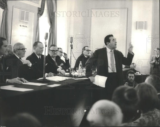 1969 Press Photo Mr. Robert Maxwell N.O.W. shareholders Sir William Carr chair - Historic Images