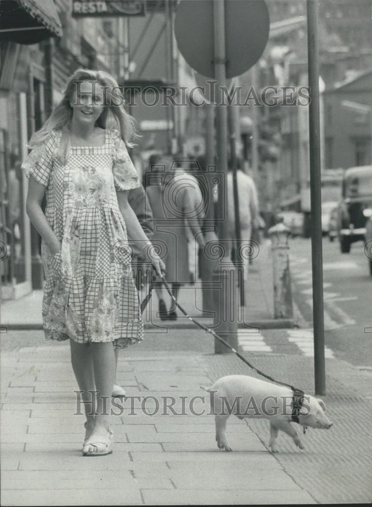 Press Photo Elizabeth Brewer/Pig - Historic Images