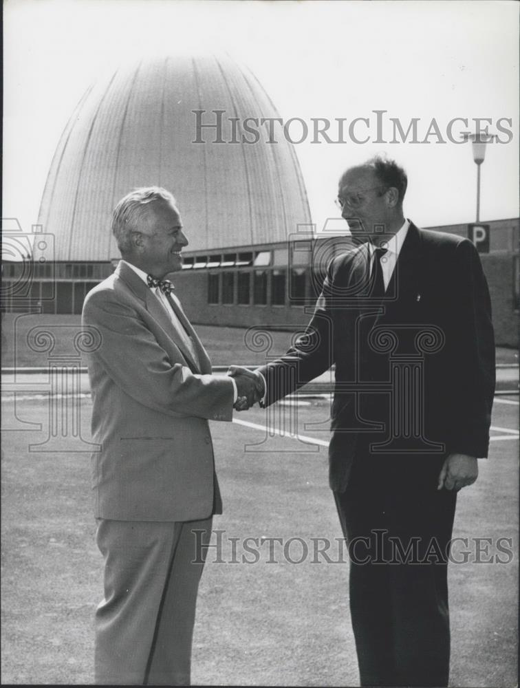 1958 Press Photo W. Sterling Cole at reactor with Prof. Dr. Heinz Maier Leibnitz - Historic Images