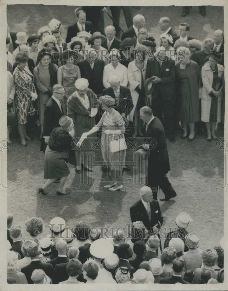 Press Photo H.M. The Queen and guests at garden party - Historic Images