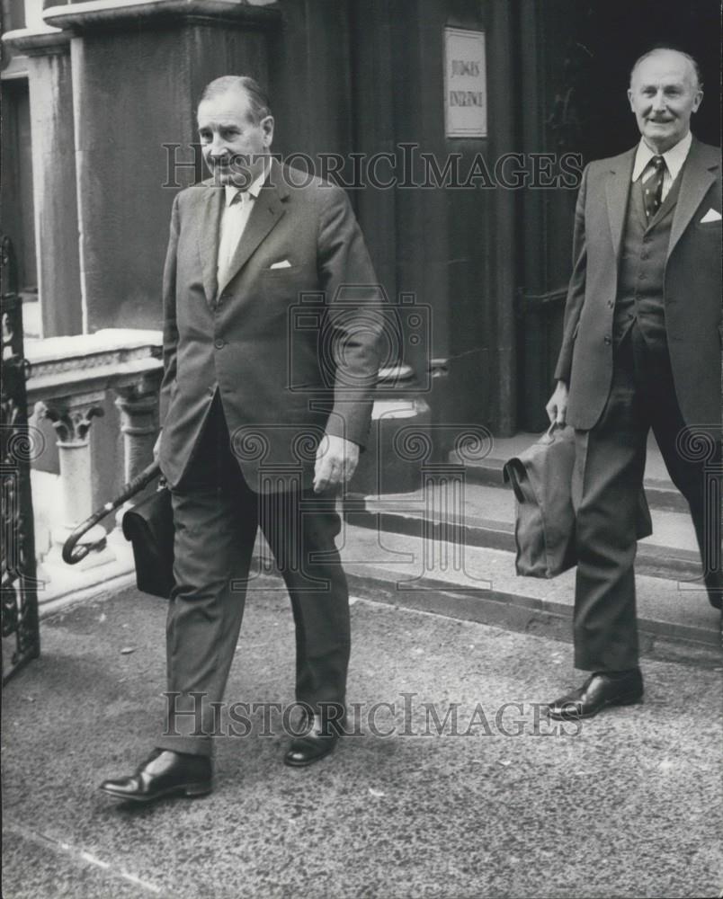 1975 Press Photo Justice Megarry, Author Bradford, Law Courts - Historic Images