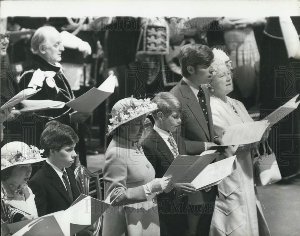 1977 Press Photo Queen and the Duke of Edinburgh in the Coronation Coach - Historic Images