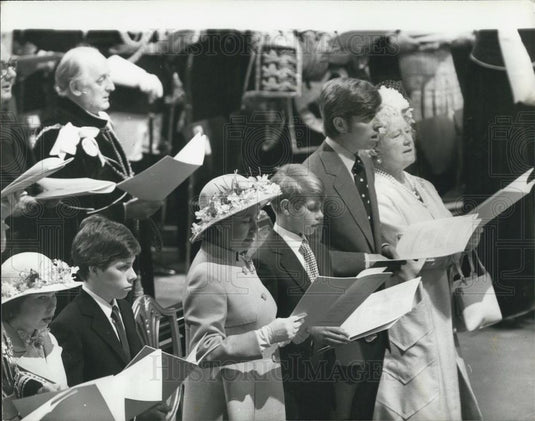 1977 Press Photo Queen and the Duke of Edinburgh in the Coronation Coach - Historic Images