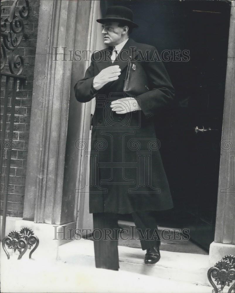 1940 Press Photo Sir John Reith Leauing No 10 Downing Street - Historic Images