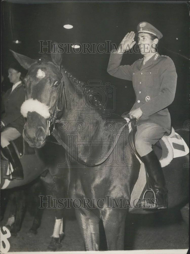 1956 Press Photo Raymondo D&#39;ihezo, riding &quot;Merano&quot; at Intl horse jumping - Historic Images