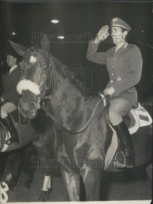 1956 Press Photo Raymondo D'ihezo, riding "Merano" at Intl horse jumping - Historic Images