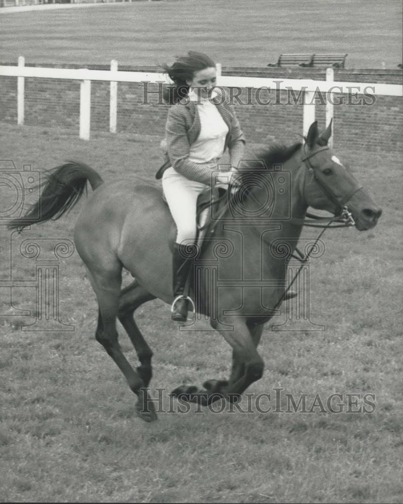 1975 Press Photo Lady Lichfield, Ascot Race Course - Historic Images