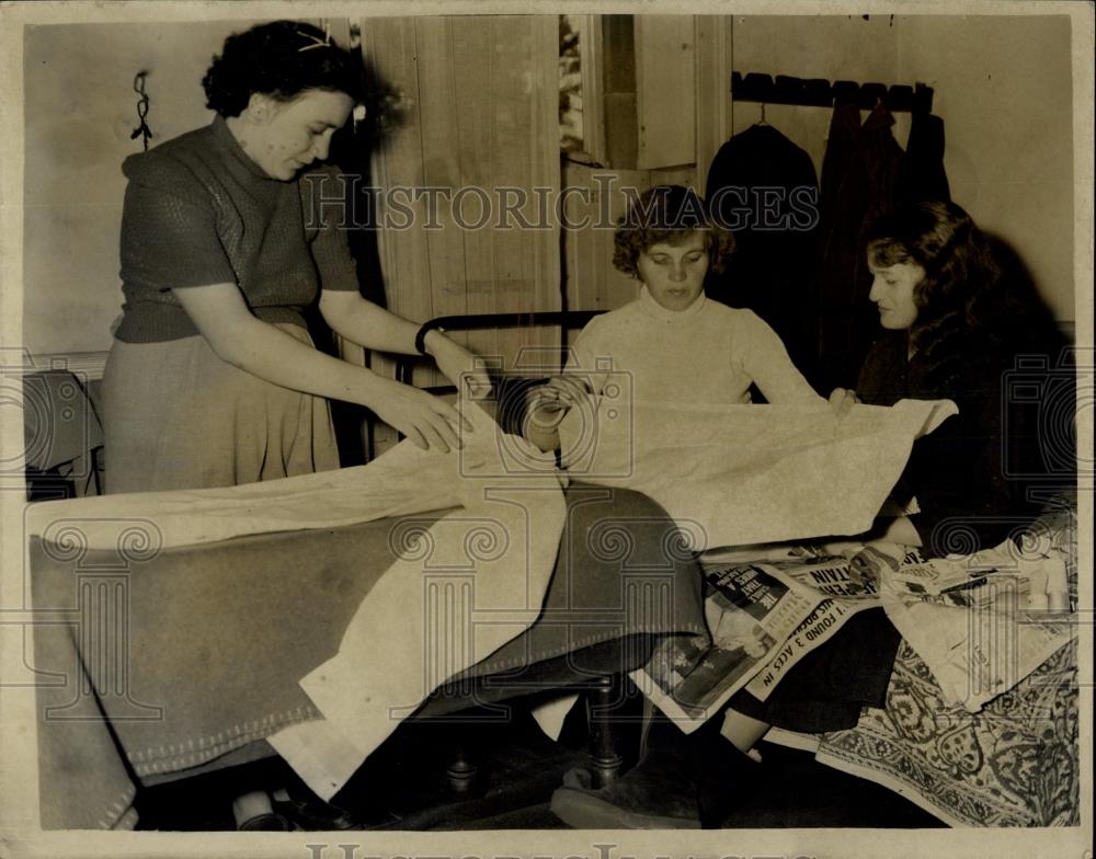 1958 Press Photo Hungarian Refugee Families in England - Historic Images