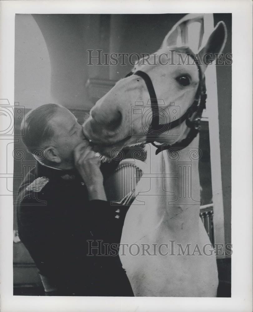 Press Photo Major Hopkins Feeds Eisenhower - Historic Images