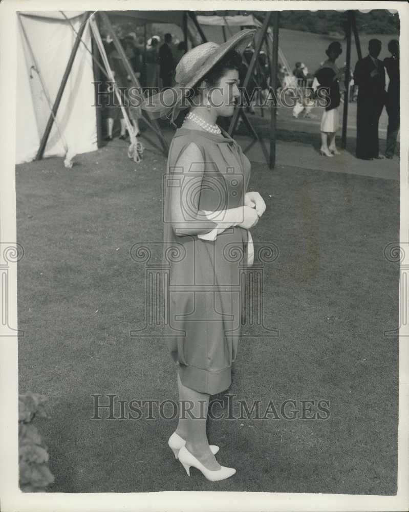 1958 Press Photo Mrs. Edward Murphy in a sack dress - Historic Images