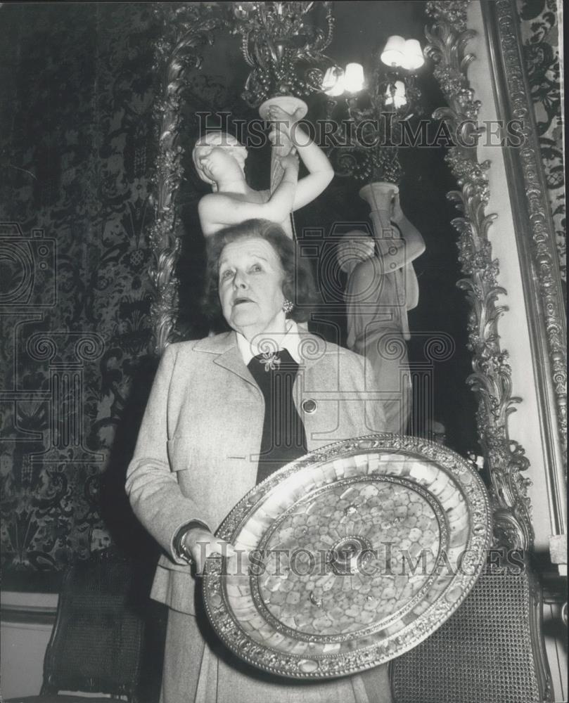 1977 Press Photo Dowager Lady Rosebury and a silver dish - Historic Images