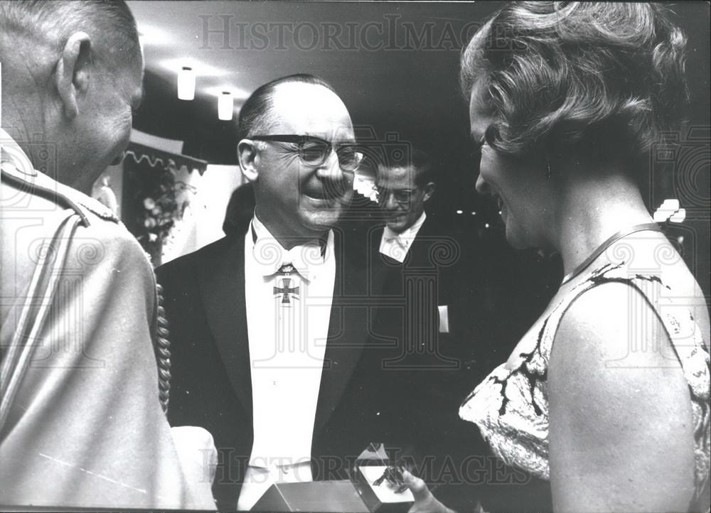 1966 Press Photo Resigned Inspector-General Tretter - Historic Images