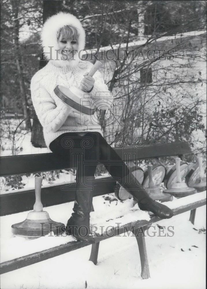 1966 Press Photo Barbara Bold ,wants to become a &quot;curling-champion&quot;... - Historic Images