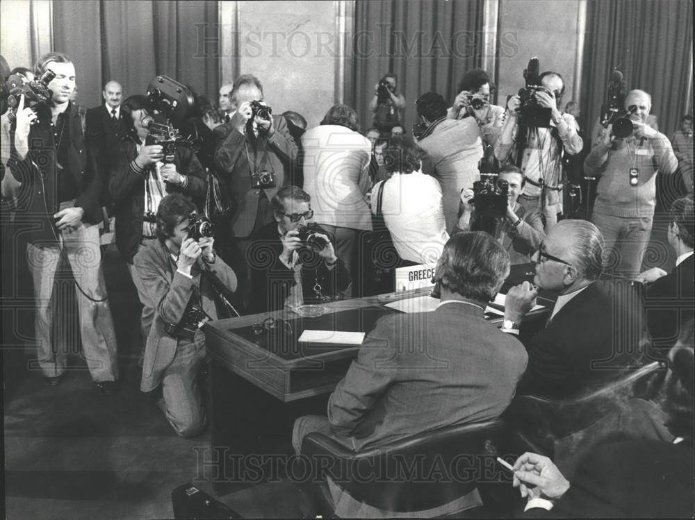 1974 Press Photo Greek delegation Foreign Minister Georgios Navros - Historic Images