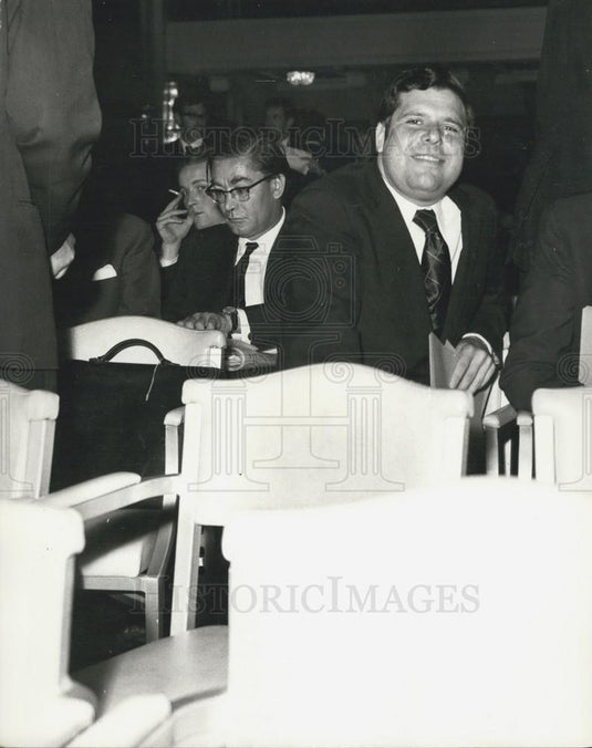 1969 Press Photo Uproar At Meeting Of Pergamon Press Shareholders - Historic Images