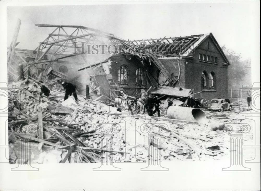 1964 Press Photo Two killed &amp; twenty injured in gasworks explosion in Copenhagen - Historic Images