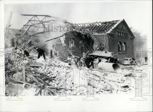 1964 Press Photo Two killed & twenty injured in gasworks explosion in Copenhagen - Historic Images