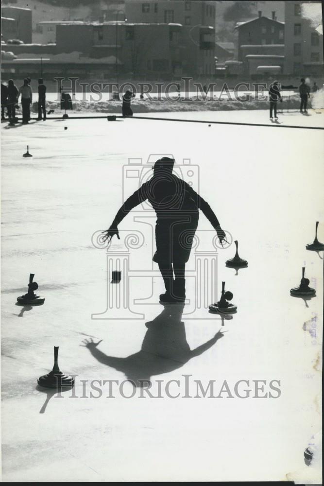 1973 Press Photo Curling on the ice - Historic Images