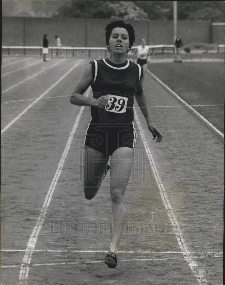 1971 Press Photo Margaret Beacham seen Winning the 800 Meters - Historic Images