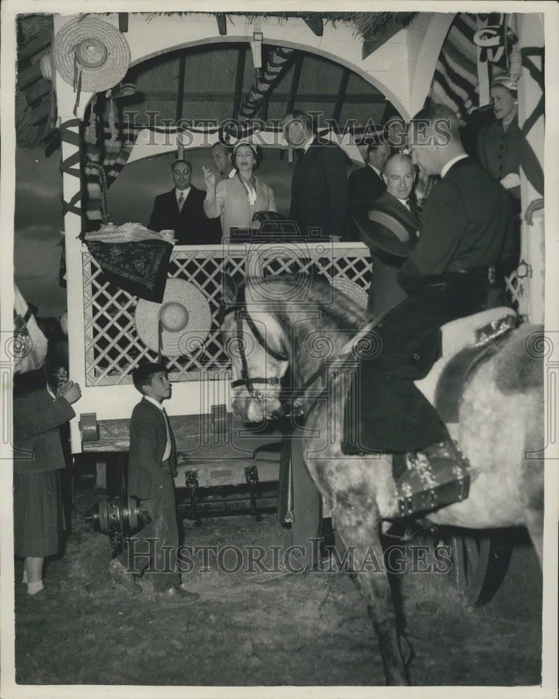 1957 Press Photo H.M. The Queen Visits The Bull Farm, Vila Franca, Portugal - Historic Images