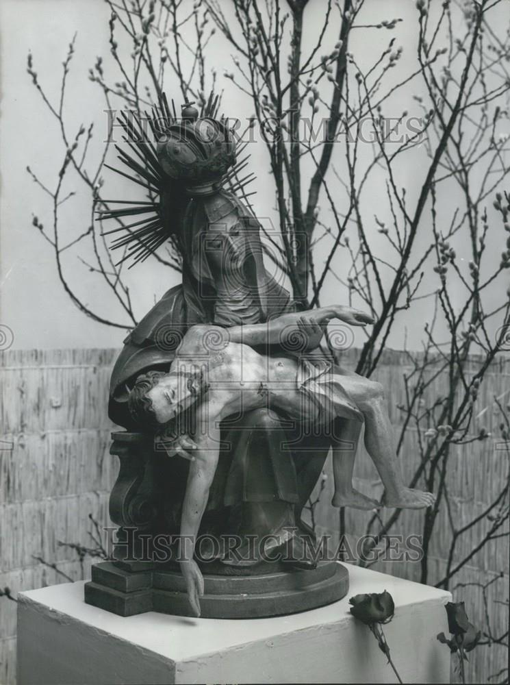 1950 Press Photo &quot;Pieta&quot; statue - Historic Images