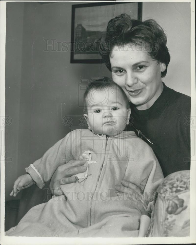 1967 Press Photo Mrs.Lilli Stanley and baby,husband is a spy - Historic Images