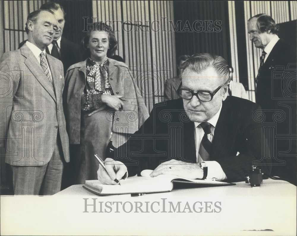 1976 Press Photo V.P. Rockefeller visits the Sydeny opera House - Historic Images