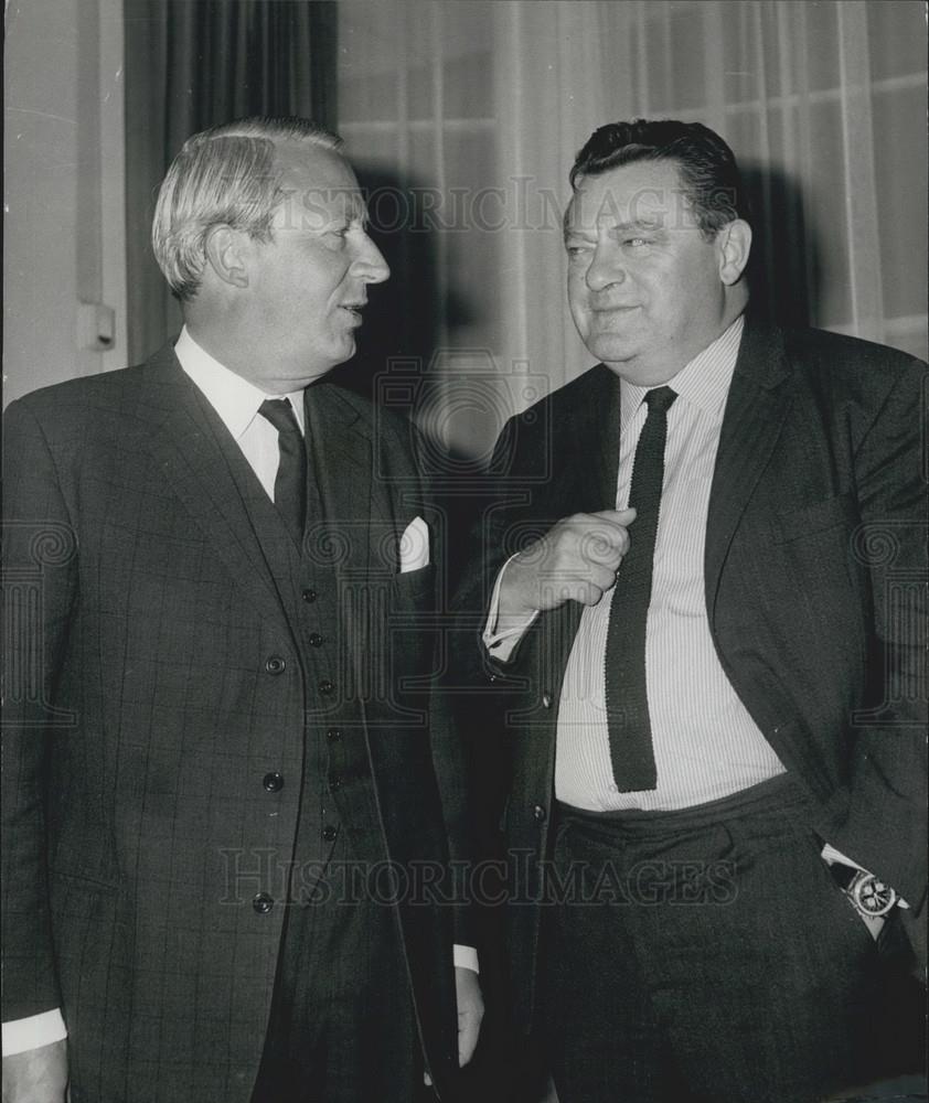 1969 Press Photo Herr Straus Chatting With Edward Heath In His Flat - Historic Images