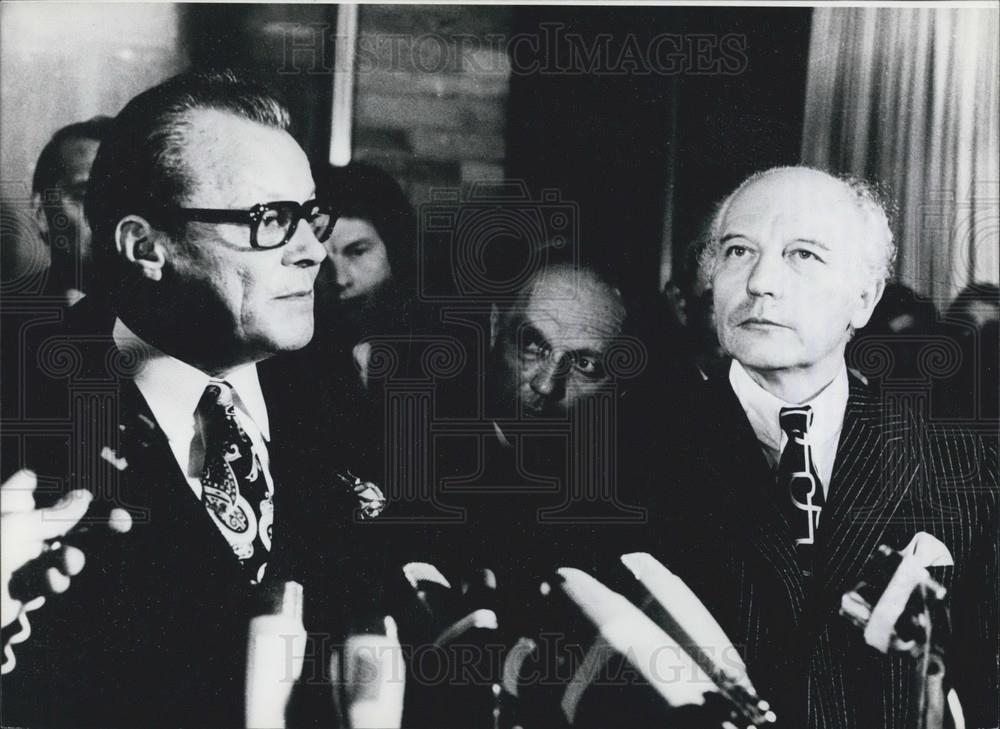 Press Photo Chancellor Willy Brandt &amp; Foreign Minister Walter School - Historic Images