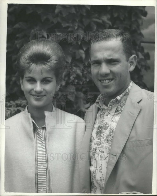 1962 Press Photo Tennis Player Chuck McKinley arrives at Wimbledon - Historic Images