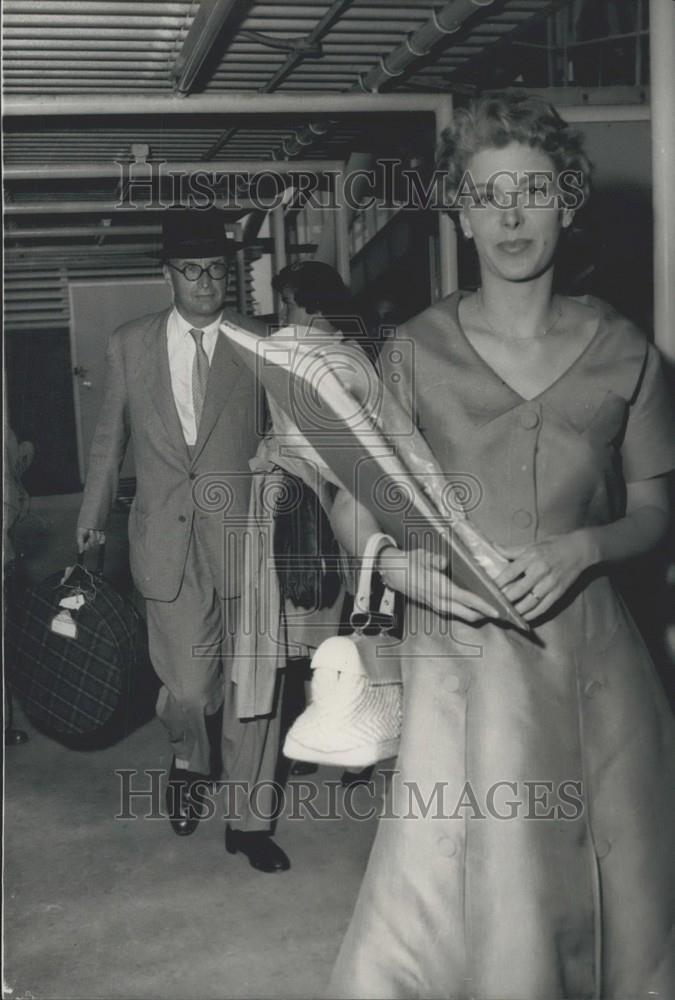 1958 Press Photo Earl of Listowel and his bride singer, Stephanie Wise - Historic Images