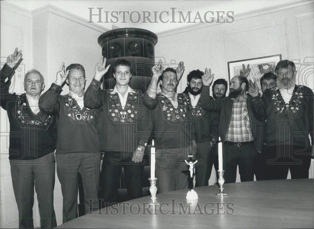 1990 Press Photo Alp Baliffs Take Oath In Ceremony In Altdorf - Historic Images