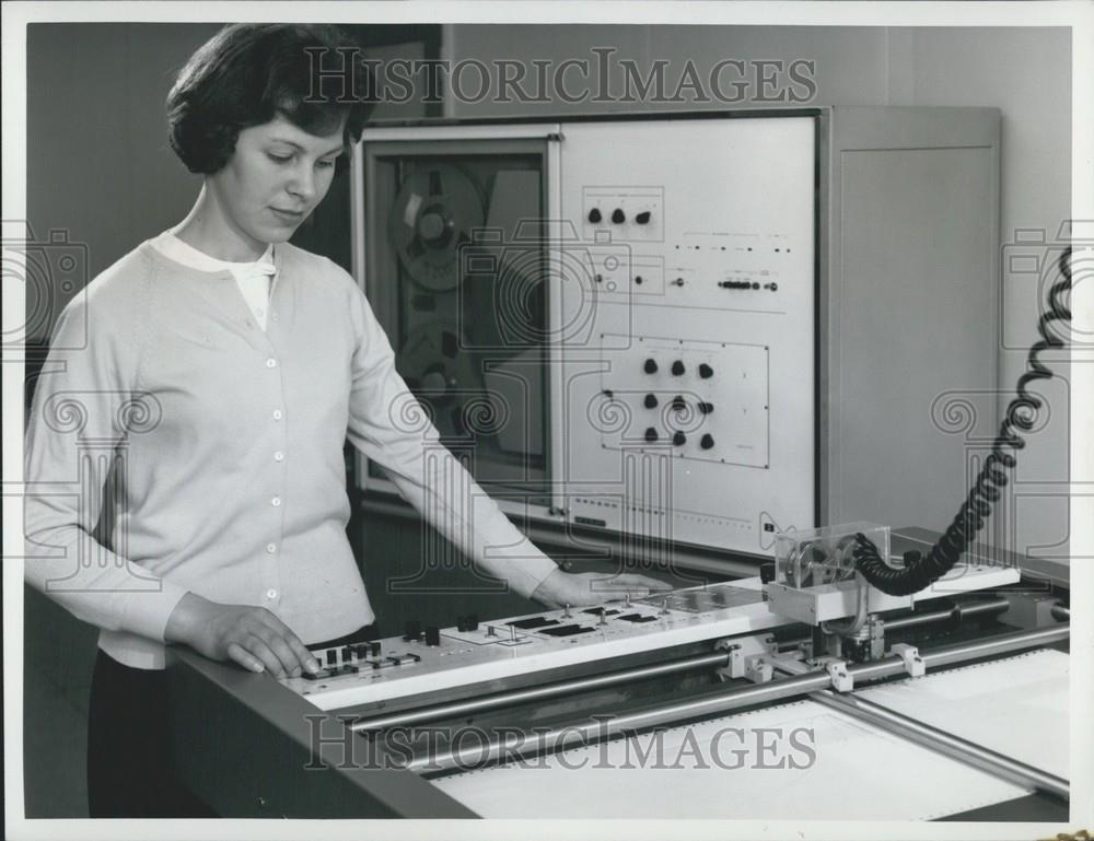 Press Photo Woman Operates Machine Automatic Plotting Computer Output Culham - Historic Images