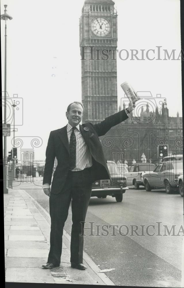 1976 Press Photo Labour MP John Mackintosh Hails A Taxi - Historic Images