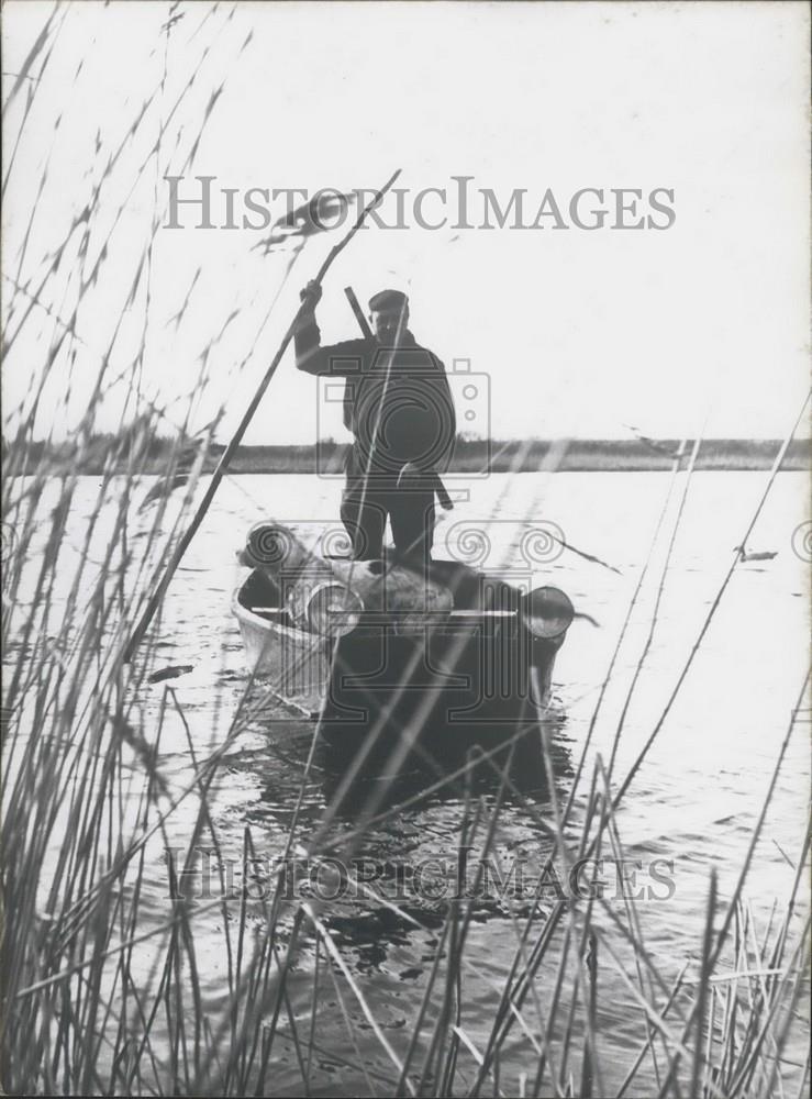 Press Photo Water game Hunter Equips Boat With Fog Lights - Historic Images