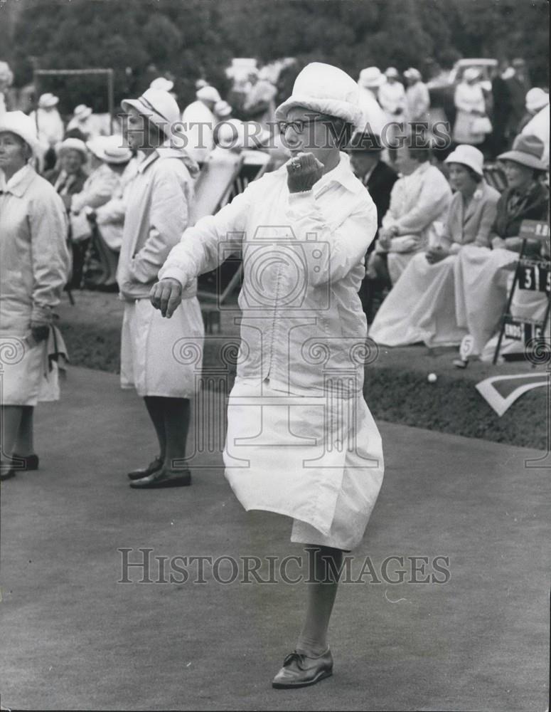 1969 Press Photo Mrs. E. Anderson in Bowls Championships at Wimbledon - Historic Images