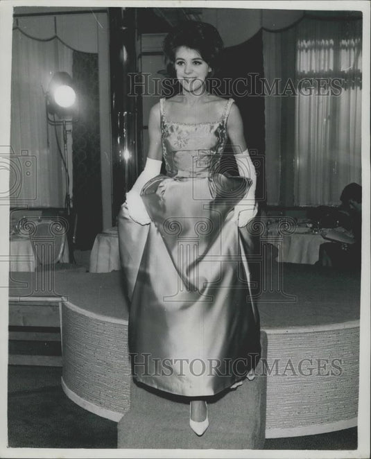 1962 Press Photo Diana MacLeod, Debutante, In "Marigny" Cocktail dress - Historic Images