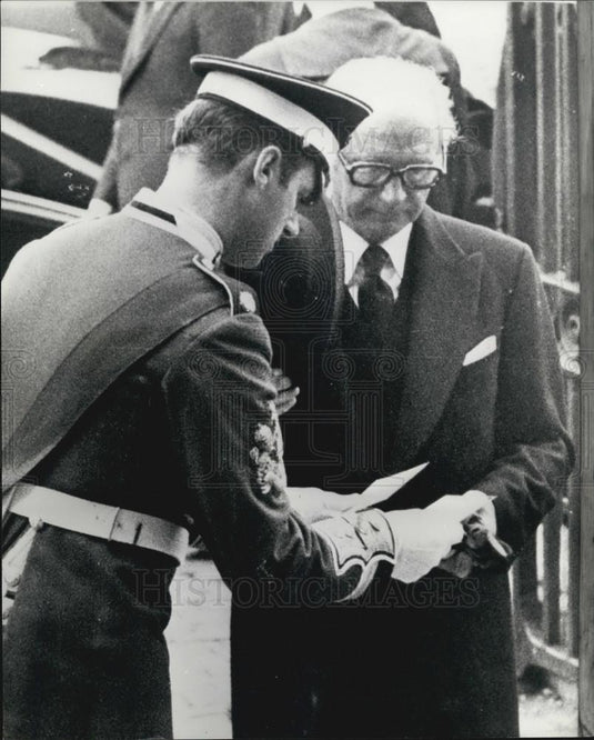 1979 Press Photo Mr. Jack Lynch the Prime Minister of Ireland Show Credentials - Historic Images