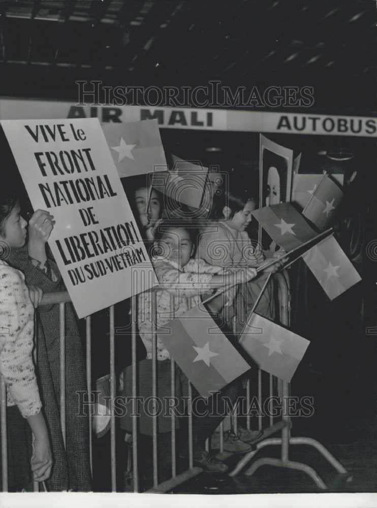 1968 Press Photo Vietnamese Children Waving Flags/M. Tran Buu Kien Visits Paris - Historic Images