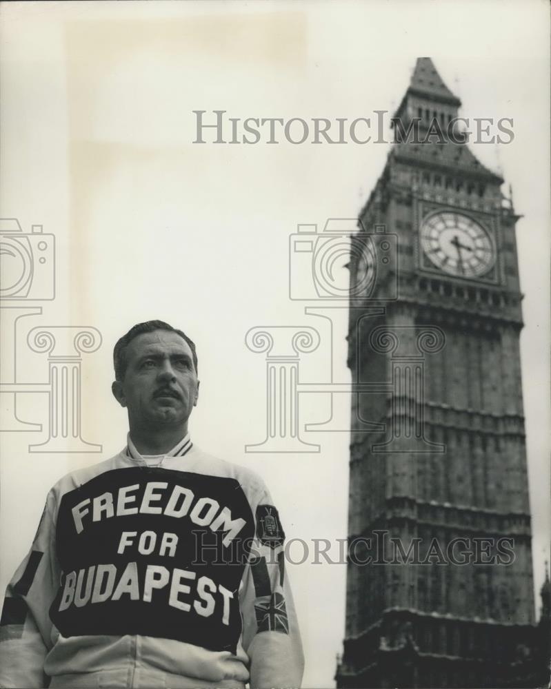 1965 Press Photo Mr. Stephen Serenyi by Big Ben in Westminster - Historic Images