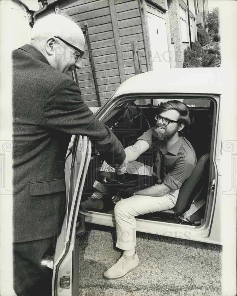 1969 Press Photo Graham Tope ,Young Liberal released from a Prague prison & dad - Historic Images