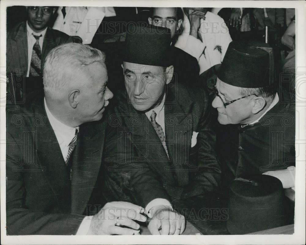 1953 Press Photo Ibrahim Abdsel Hadi ,Egyptian Ex-Premier at trial with attys - Historic Images