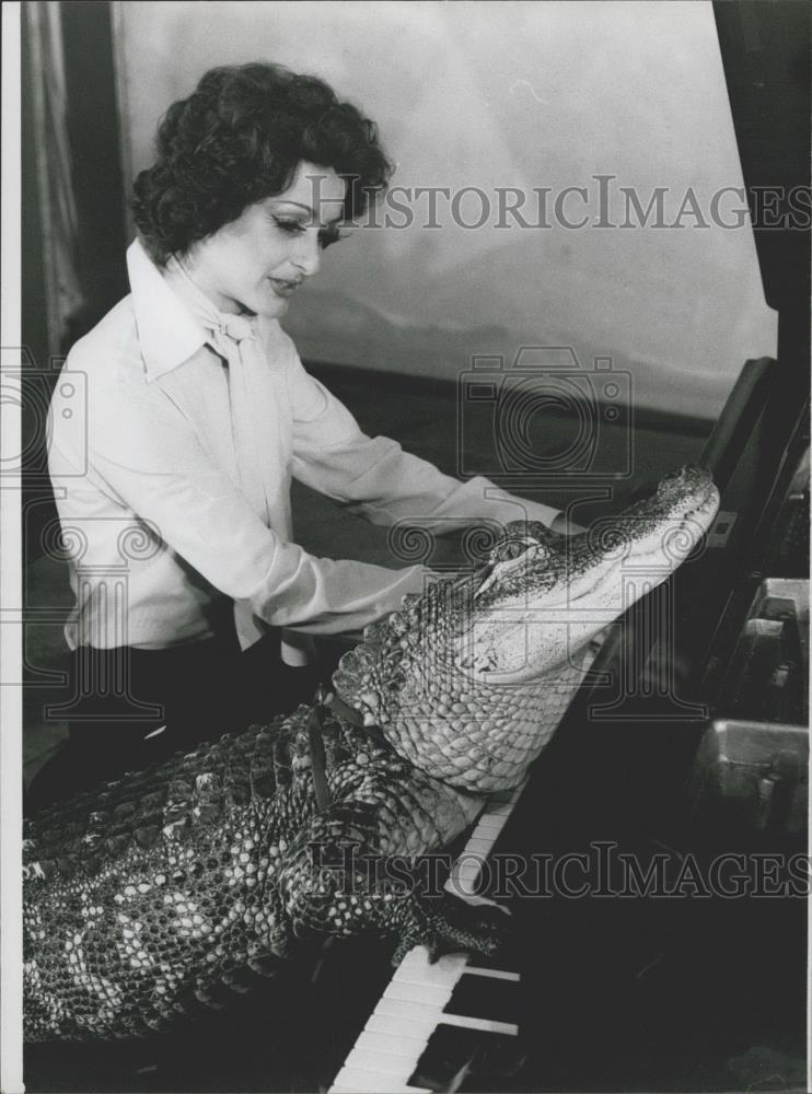 Press Photo Pianist Desiree and a crocodile - Historic Images
