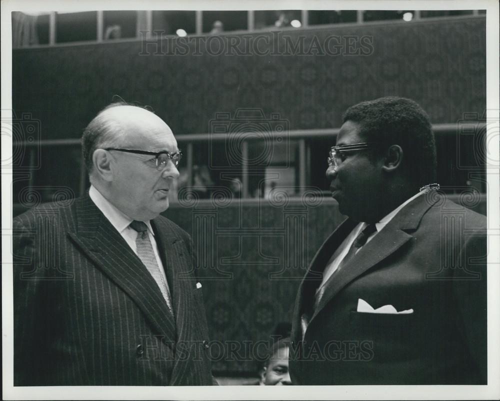 1964 Press Photo Paul Henri Spaak Foreign Minister Belgium Arsene Assouan Usher - Historic Images