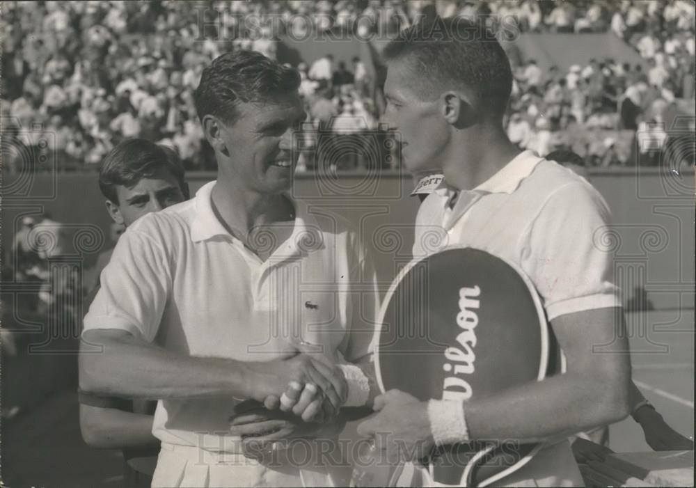 1959 Press Photo Tennis Players Tony Trabert Frank Sedgman Shaking Hands - Historic Images