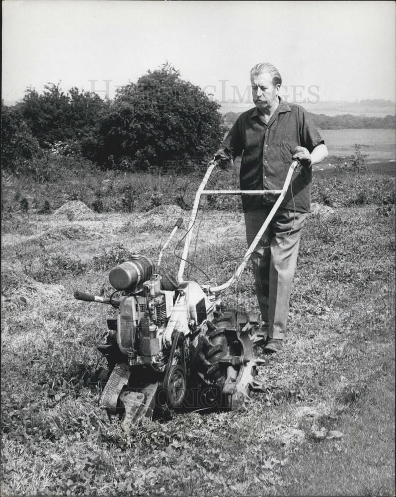 1967 Press Photo Colonel Leslie Lohan is now at Home in the Country - Historic Images