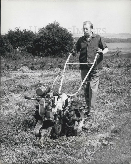 1967 Press Photo Colonel Leslie Lohan is now at Home in the Country - Historic Images
