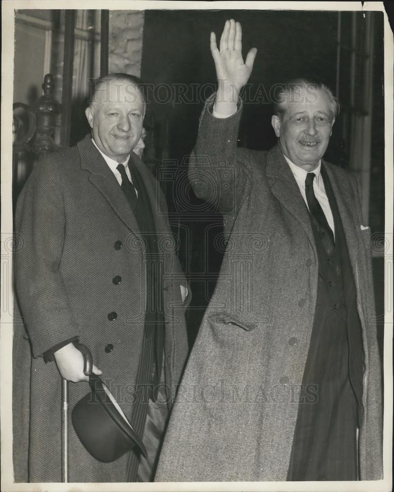 1959 Press Photo Macmillan Walks From The Aircraft With Selwyn Lloyd - Historic Images