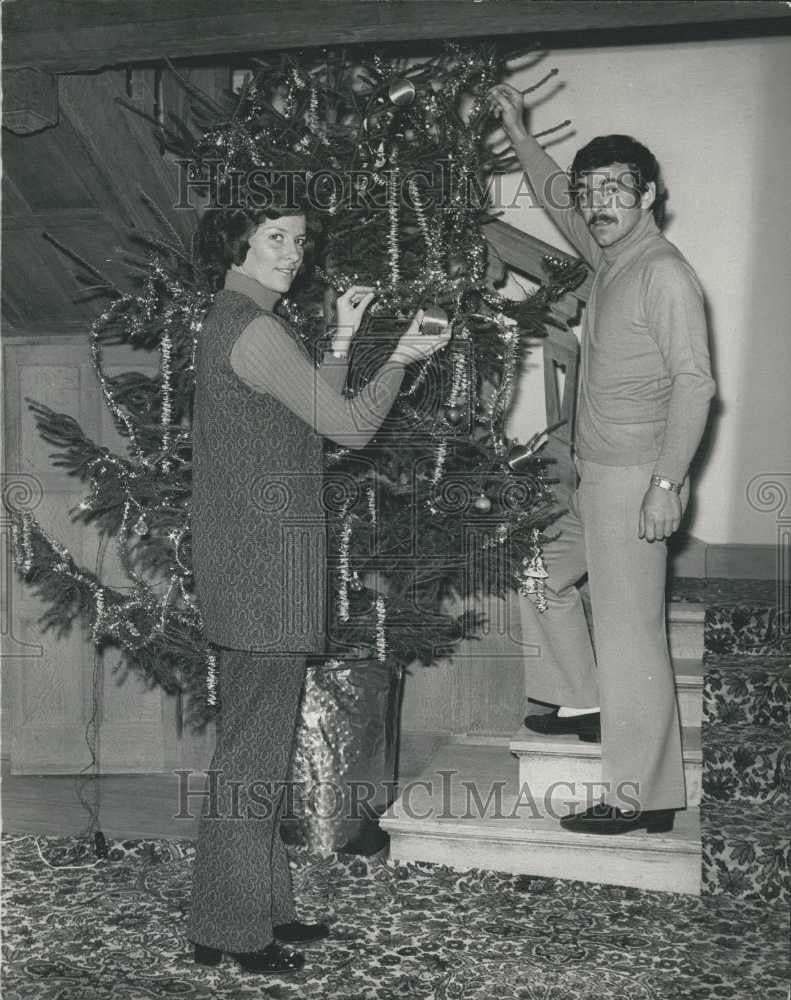 1972 Press Photo Tony Jacklin Golfer Wife Vieienne Trim Christmas Tree - Historic Images